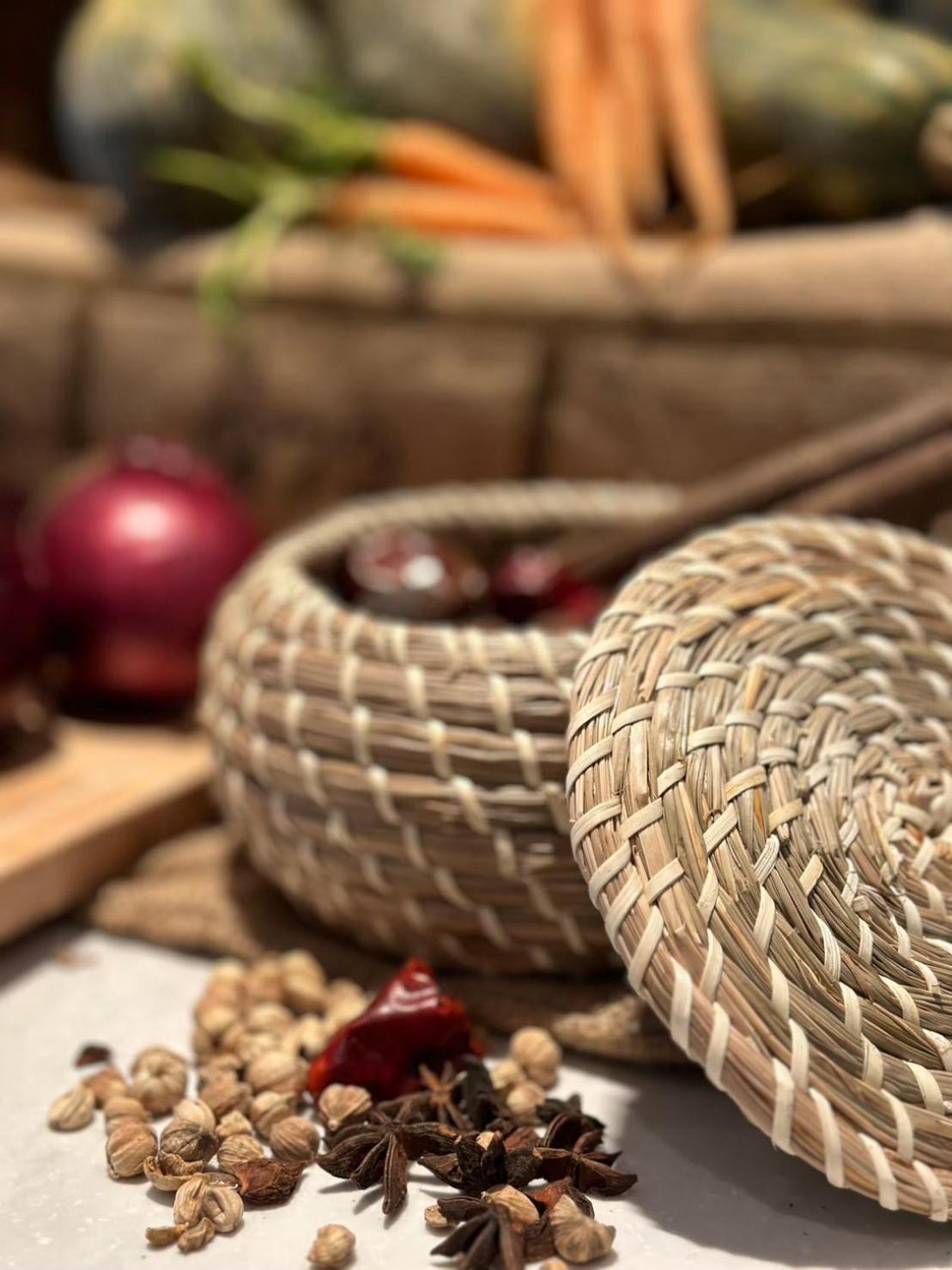 Wenquan Hotel Royal Chihpin מראה חיצוני תמונה A basket made from the bark of the sweet chestnut tree
