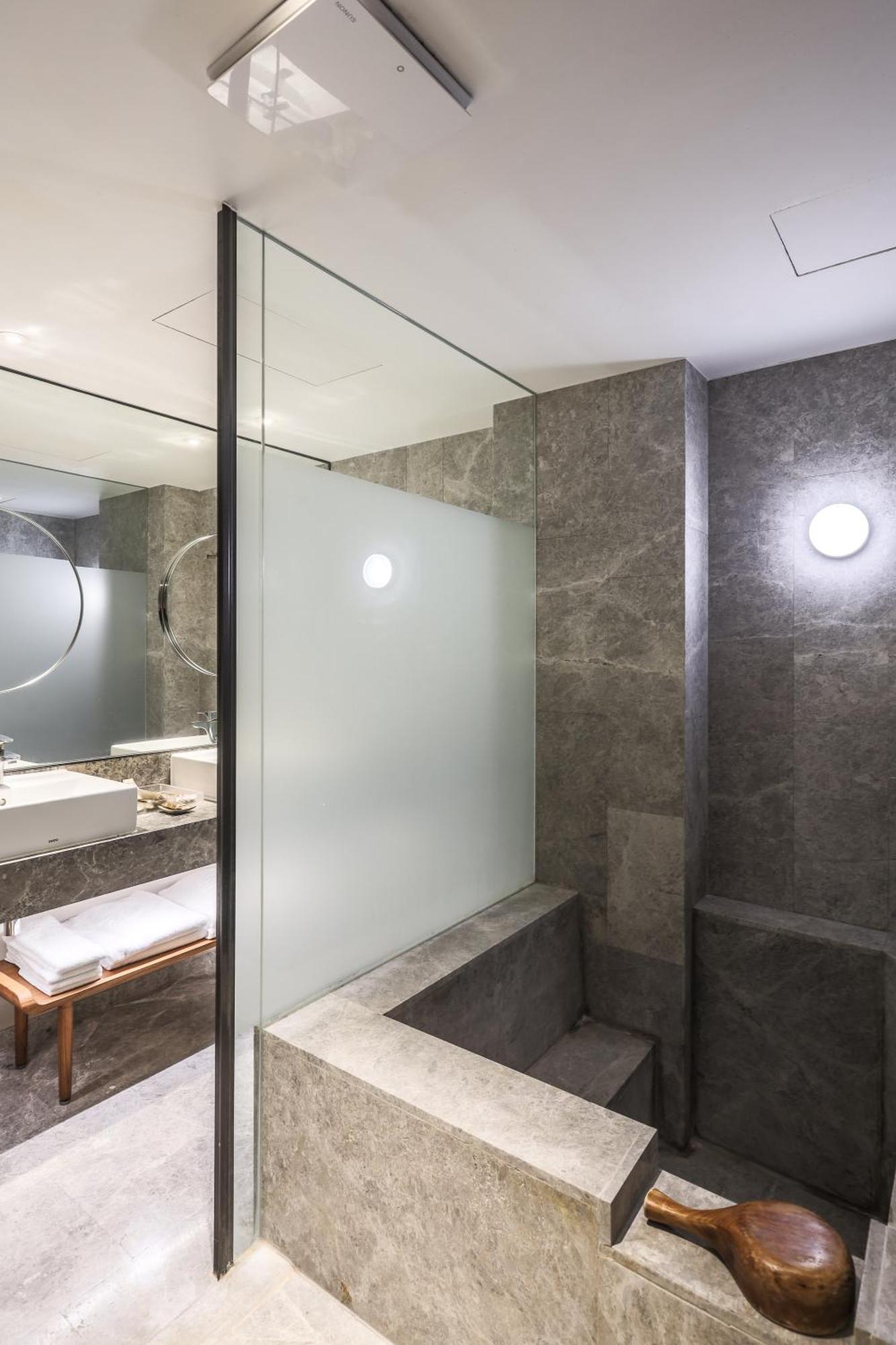 Wenquan Hotel Royal Chihpin מראה חיצוני תמונה A bathroom with a glass shower enclosure